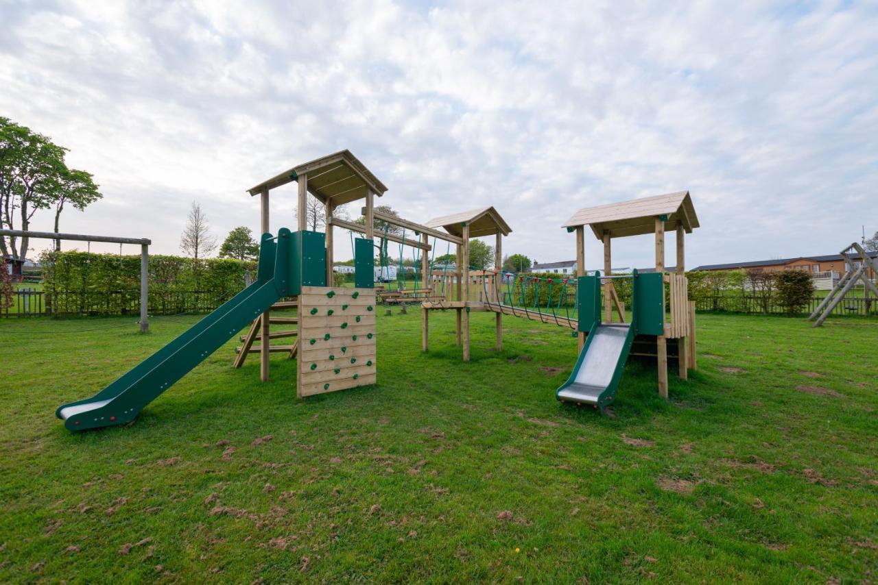 Beautiful Willow Lodge 67-4-6 Persons-Private Hot Tub-Pet Friendly-Tranquil Holiday Away From It All Yet Not Far To St Austell-The Holiday Home Has Two Bedrooms, Living & Dining Area, Equipped Kitchen -Decking-Al Fresco Dining-Fishing Lakes-Pet Frien Grampound Exterior photo